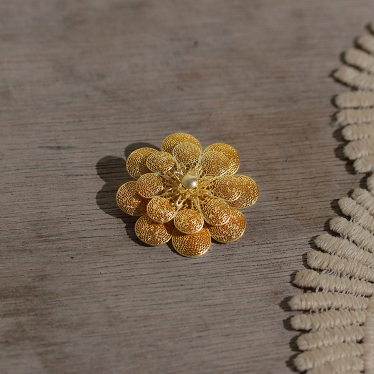 Gold Repolyo Rosa Filigree Brooch